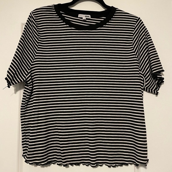 Fashion Nova Cropped T-shirt - Picture 2 of 3